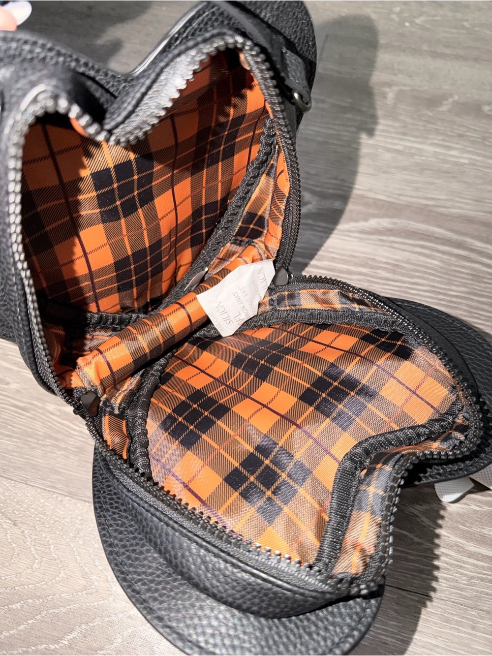 Melt Cosmetics x Bailey Sarian Fataly Yours heart-shaped bag - Picture 4 of 4
